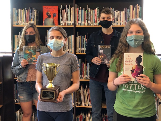 picture of 4 students holding the trophy for BOB
